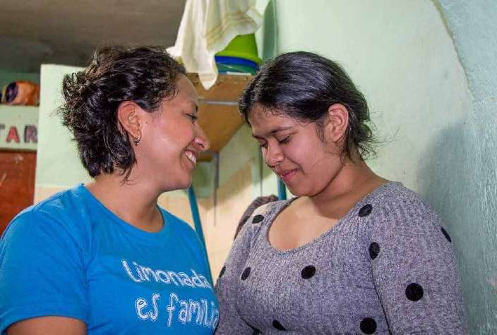 Jesús ve con amor y compasión