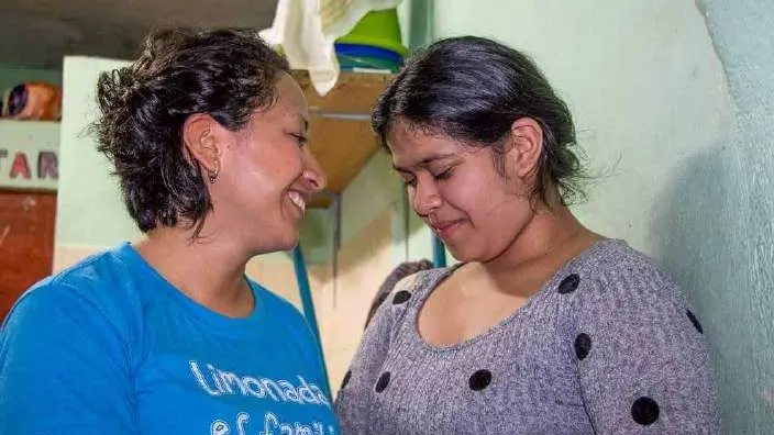 Jesús ve con amor y compasión