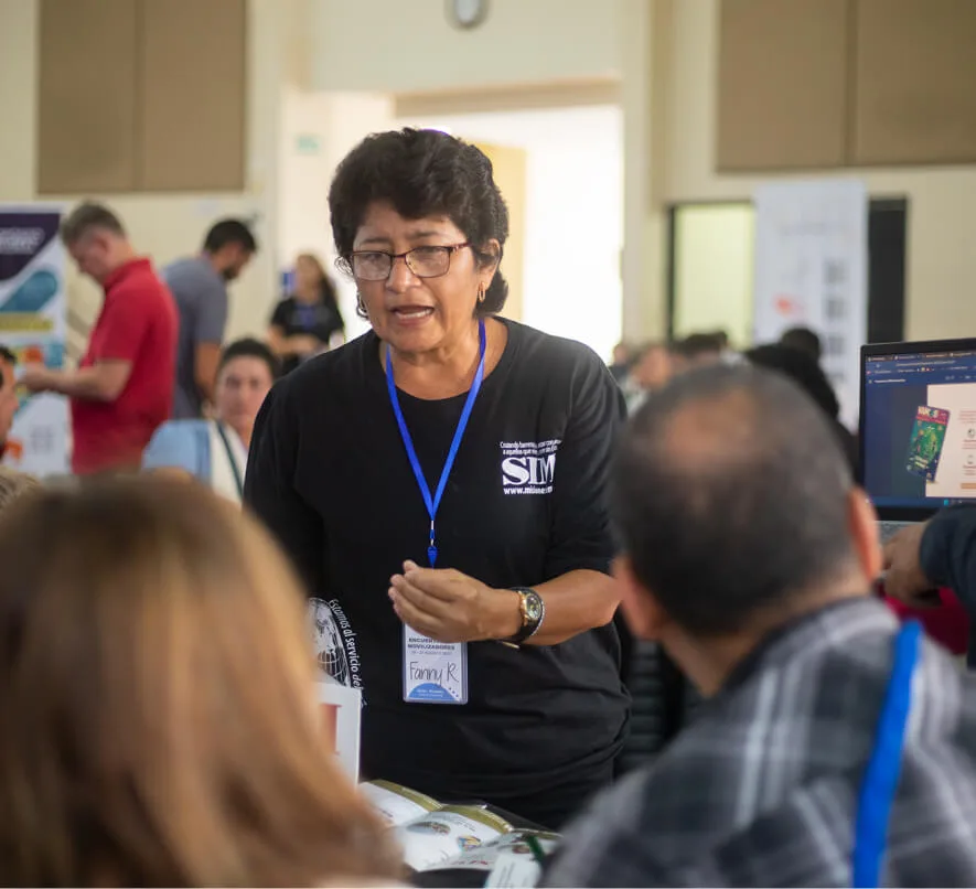 Un obrero de SIM comparte recursos impresos con un grupo de la iglesia