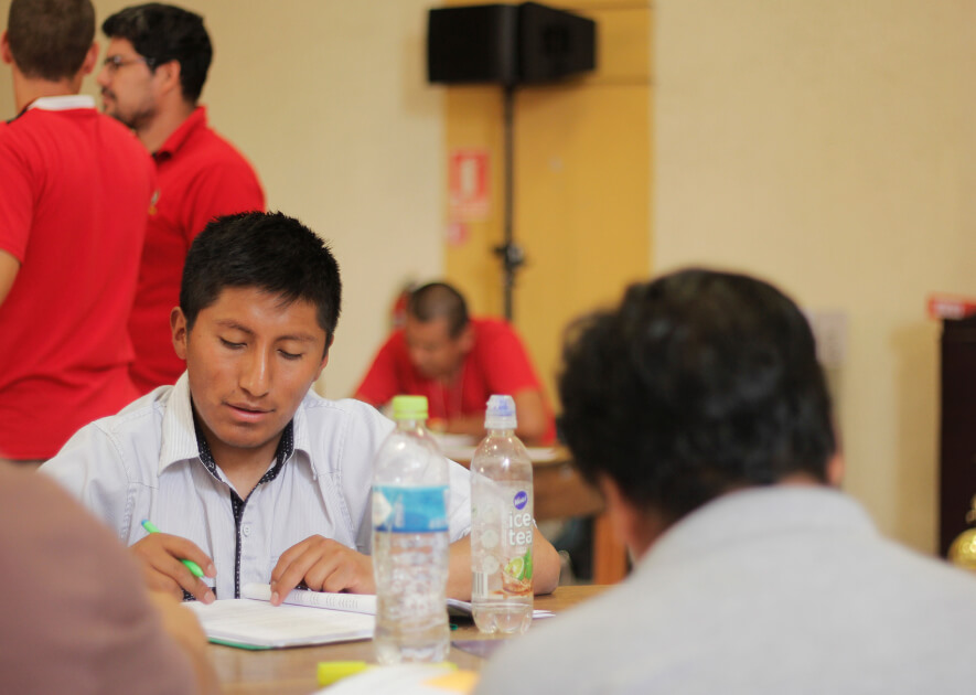 Participantes de un taller de SIM conversan alrededor de una mesa