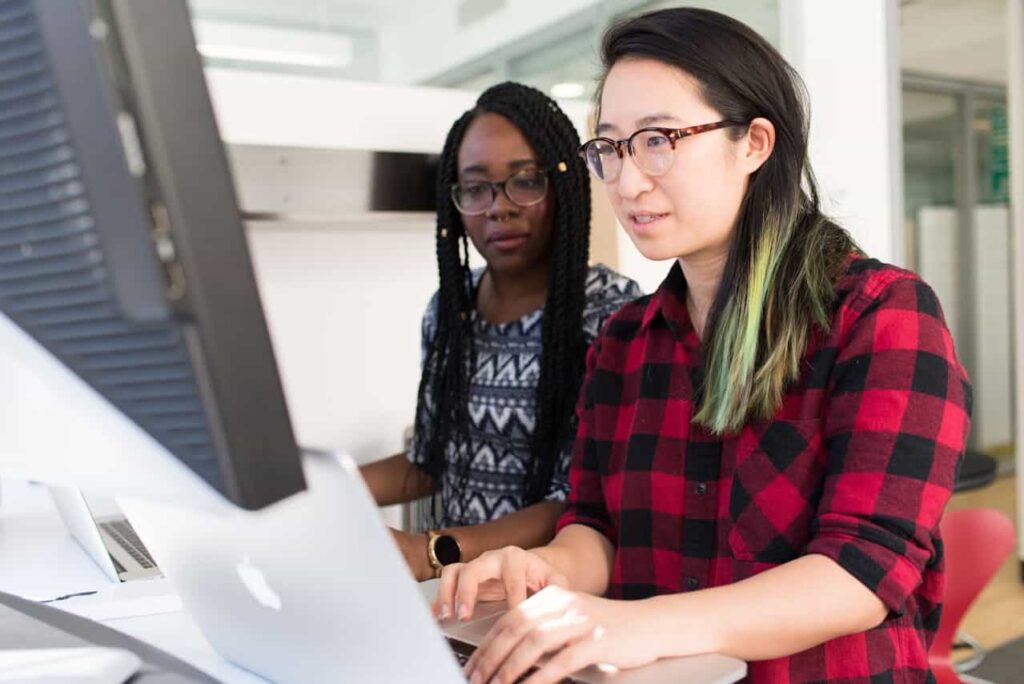 Foto de Christina Morillo: https://www.pexels.com/es-es/foto/mujer-vestida-con-blusa-a-cuadros-roja-y-negra-con-macbook-1181472/