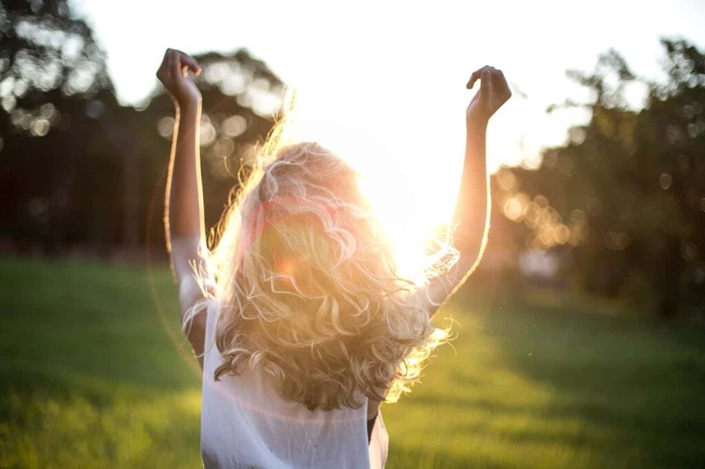 Foto de Garon Piceli: https://www.pexels.com/es-es/foto/mujer-vestida-con-top-blanco-852793/