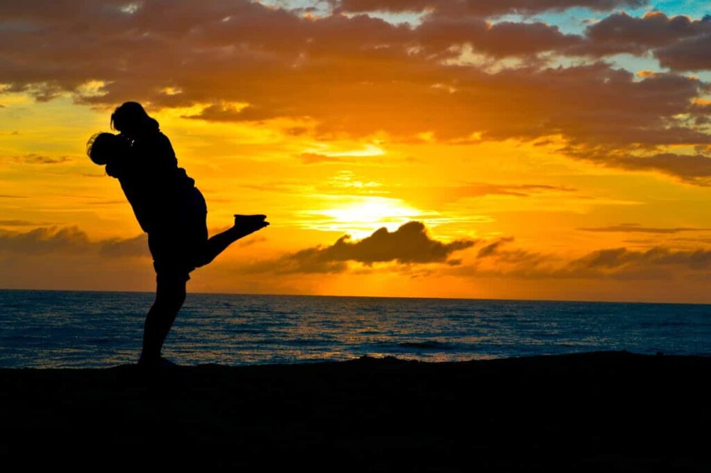 Foto de Pixabay: https://www.pexels.com/es-es/foto/silueta-de-dos-pareja-posicion-en-orilla-del-mar-415351/