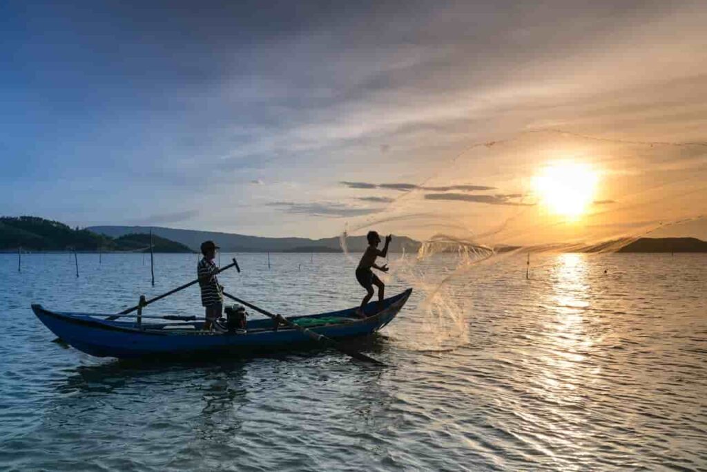 Foto de Quang Nguyen Vinh: https://www.pexels.com/es-es/foto/foto-de-silueta-de-dos-hombres-en-un-barco-2163224/