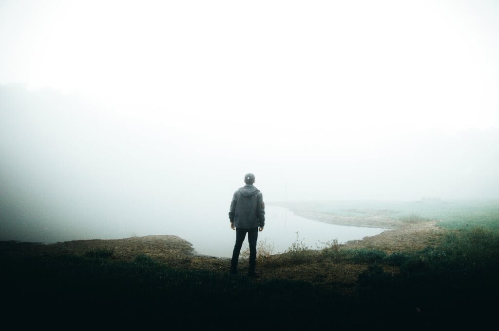 Foto de terence b: https://www.pexels.com/es-es/foto/hombre-campo-niebla-neblina-27090786/