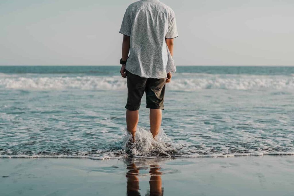 Foto de Vija Rindo Pratama: https://www.pexels.com/es-es/foto/foto-de-persona-de-pie-en-la-orilla-del-mar-2526398/
