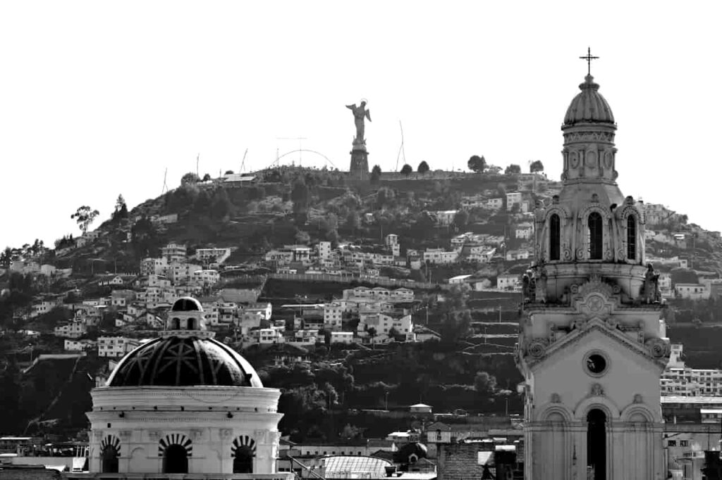 Foto de DΛVΞ GΛRCIΛ: https://www.pexels.com/es-es/foto/vista-aerea-del-centro-historico-de-quito-32497228/