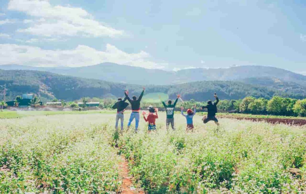 Foto de Min An: https://www.pexels.com/es-es/foto/grupo-de-seis-personas-saltando-en-un-campo-de-cultivo-1624565/