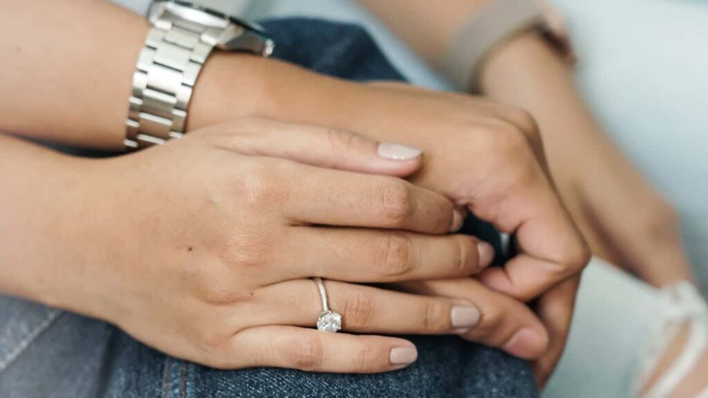 Foto de Ariel Prajatama: https://www.pexels.com/es-es/foto/hombre-pareja-manos-mujer-7695777/