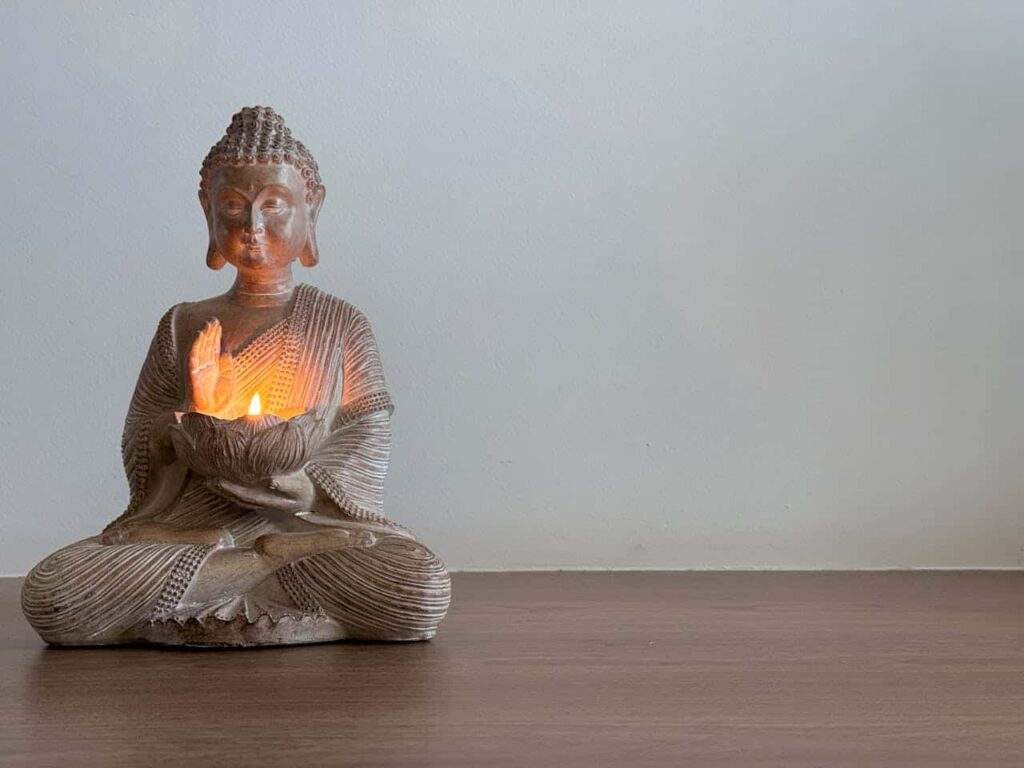 Foto de Green_ eye: https://www.pexels.com/es-es/foto/estatua-de-buda-sereno-con-luz-de-vela-33088021/