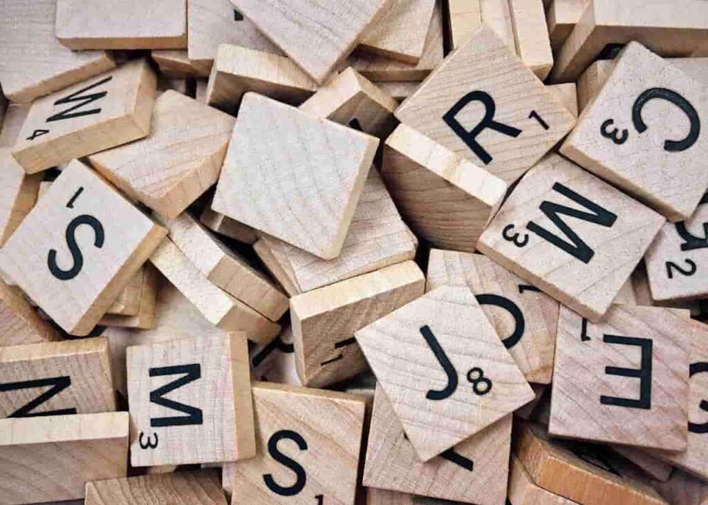 Foto de Pixabay: https://www.pexels.com/es-es/foto/tableros-de-scrabble-marron-con-letras-278887/