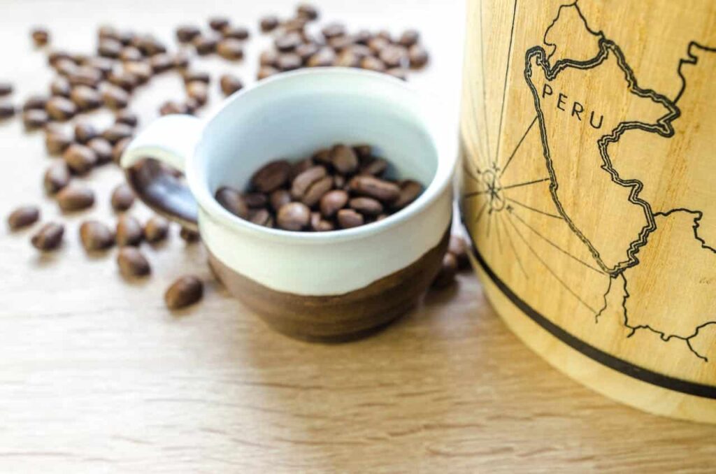 Foto de Lukas: https://www.pexels.com/es-es/foto/taza-redonda-blanca-y-marron-con-granos-de-cafe-1419944/