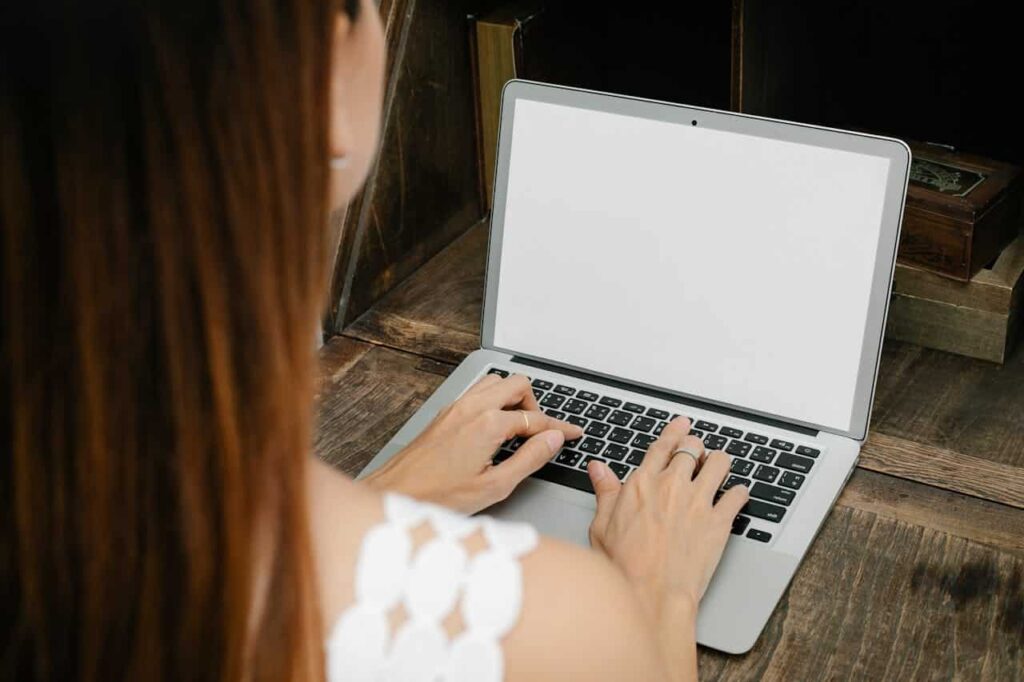 Foto de Angela Roma : https://www.pexels.com/es-es/foto/mujer-escritorio-ordenador-portatil-navegando-7319272/