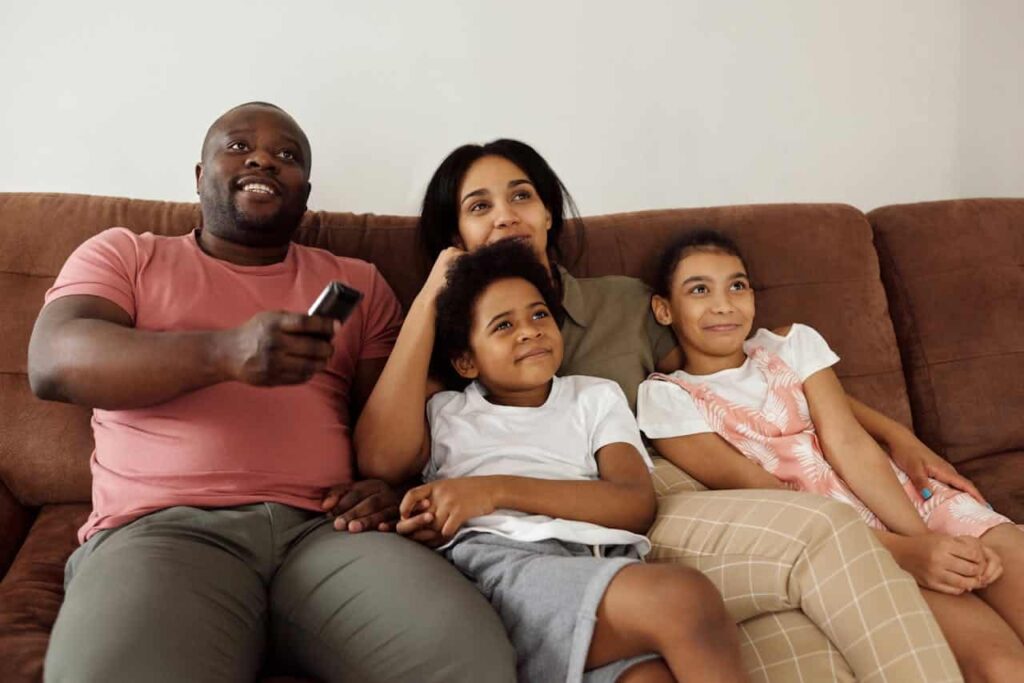 Foto de August de Richelieu: https://www.pexels.com/es-es/foto/familia-sentada-en-un-sofa-marron-viendo-la-television-4260642/