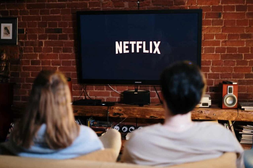 Foto de cottonbro studio: https://www.pexels.com/es-es/foto/hombre-y-mujer-sentado-en-un-sofa-delante-de-un-television-4009402/