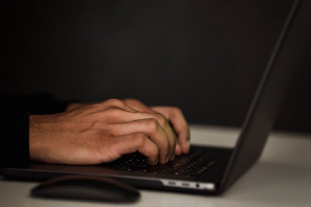 Foto de Sora Shimazaki: https://www.pexels.com/es-es/foto/recortar-persona-sin-rostro-usando-laptop-en-la-oscuridad-5926378/
