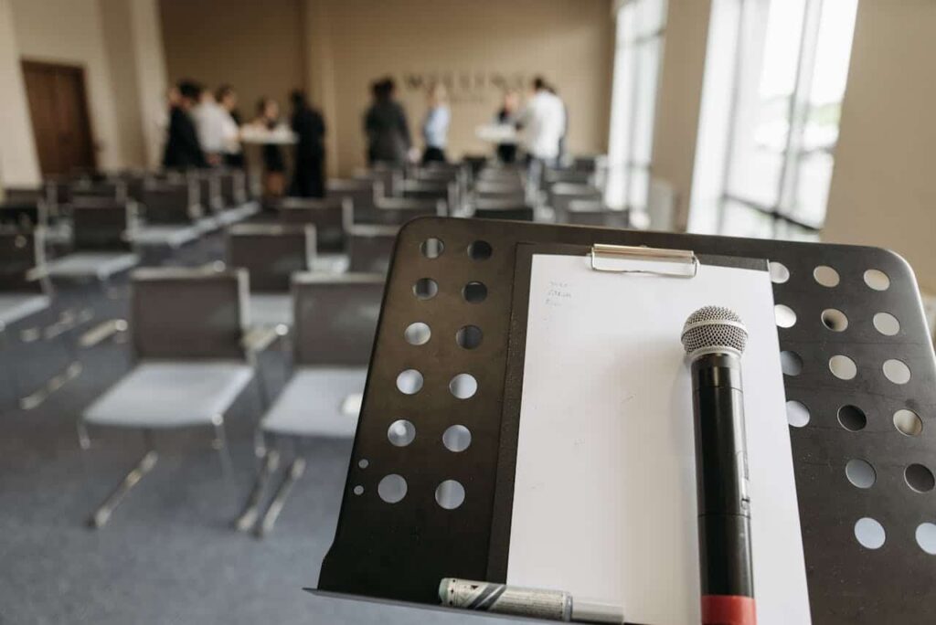 Foto de Pavel Danilyuk: https://www.pexels.com/es-es/foto/adentro-microfono-naturaleza-muerta-sala-de-conferencias-8761641/