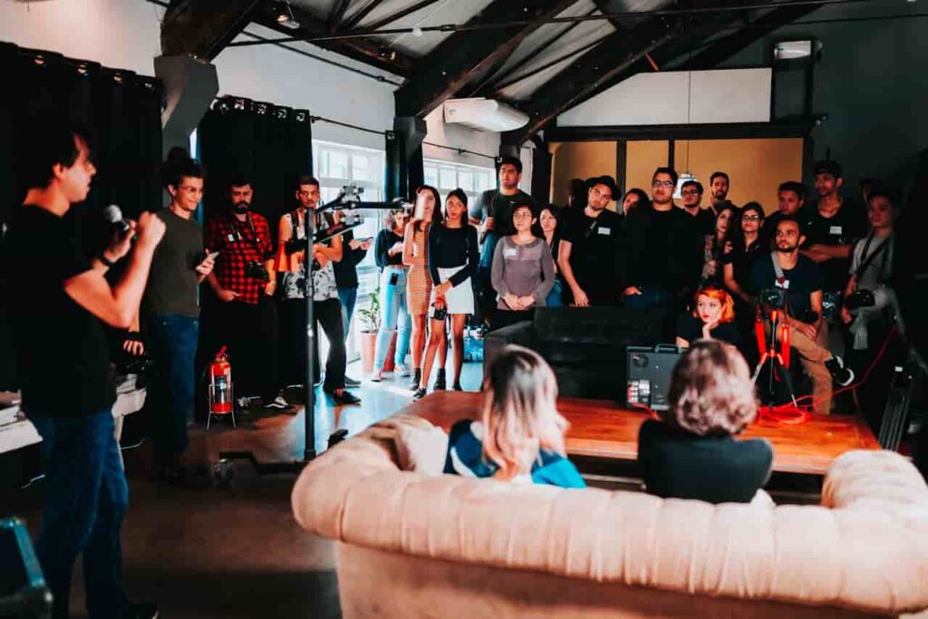 Foto de Matheus Bertelli: https://www.pexels.com/es-es/foto/grupo-de-personas-de-pie-dentro-de-la-habitacion-2608517/