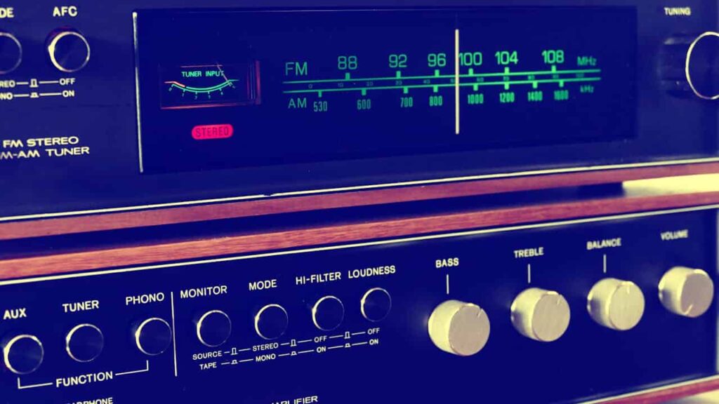 Foto de Anthony 🙂: https://www.pexels.com/es-es/foto/radio-de-transistores-gris-y-negra-157557/