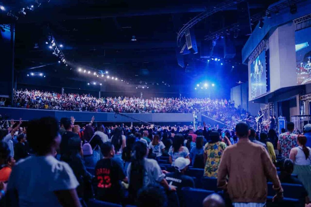 Foto de Luis Quintero: https://www.pexels.com/es-es/foto/multitud-muchedumbre-musica-estadio-18482996/