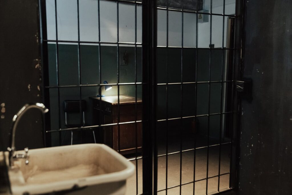 Foto de Ron Lach : https://www.pexels.com/es-es/foto/metal-arquitectura-crimen-hormigon-10474995/