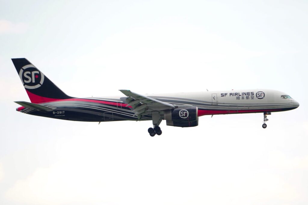 Foto de Pham Huynh Tuan Vy: https://www.pexels.com/es-es/foto/avion-de-carga-de-sf-airlines-en-vuelo-32877152/