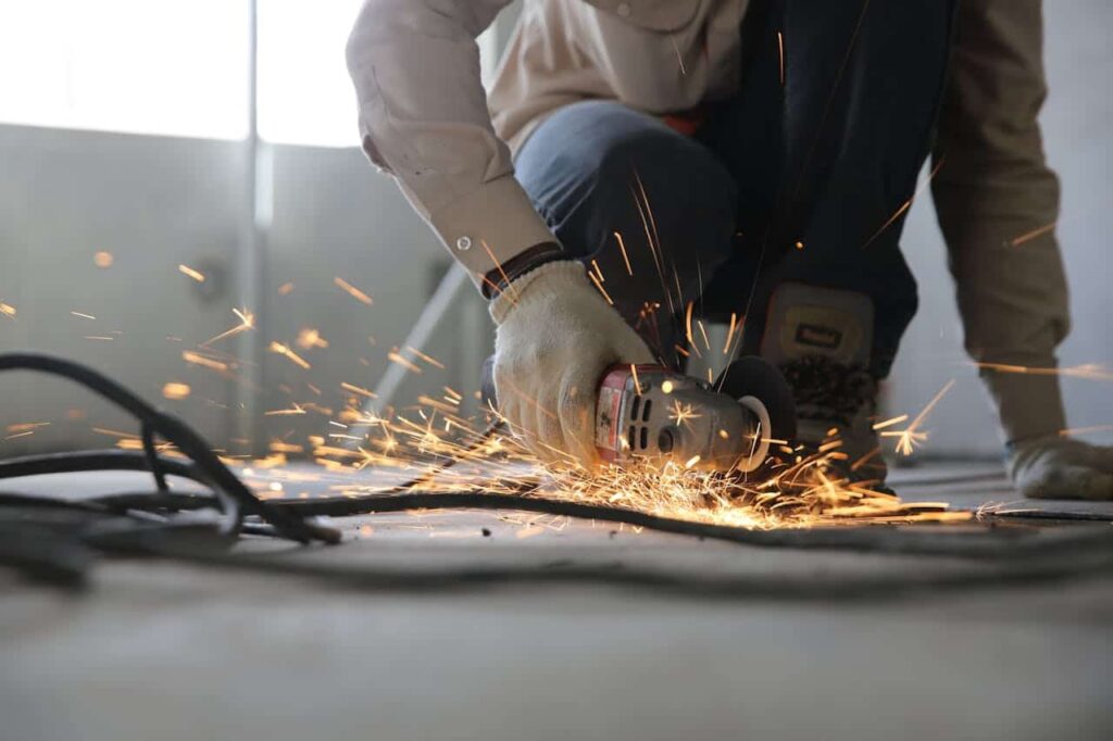 Foto de Anamul Rezwan: https://www.pexels.com/es-es/foto/persona-sosteniendo-amoladora-1216544/