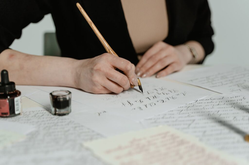 Foto de MART PRODUCTION: https://www.pexels.com/es-es/foto/persona-arte-boligrafo-escritura-7333599/