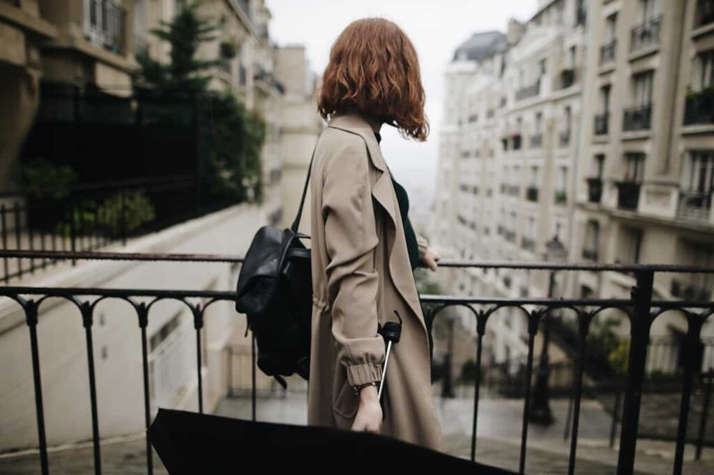 Foto de Daria Obymaha: https://www.pexels.com/es-es/foto/fotografia-de-enfoque-superficial-de-mujer-junto-a-la-valla-1684915/