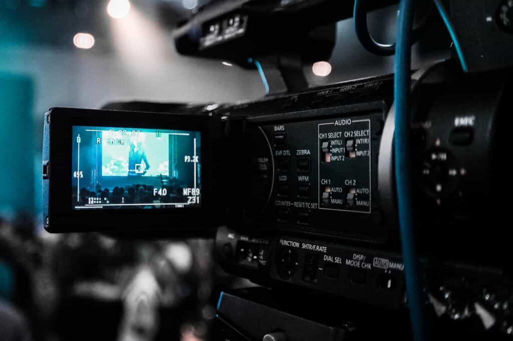 Foto de Donald Tong: https://www.pexels.com/es-es/foto/grabadora-de-camara-negra-66134/