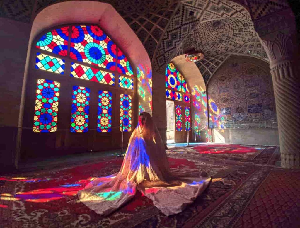 Foto de Emir Bozkurt: https://www.pexels.com/es-es/foto/mujer-religion-posando-fotografia-de-moda-14989079/