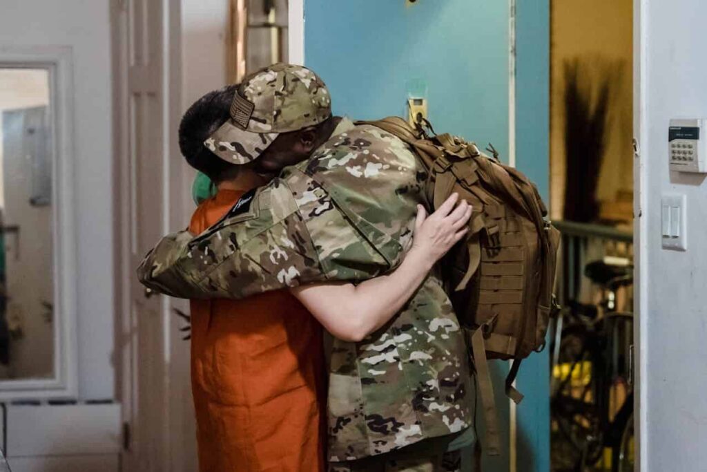 Foto de George Pak : https://www.pexels.com/es-es/foto/militar-adentro-familia-abrazando-7985801/