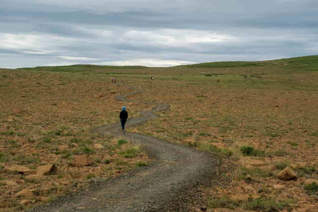 Foto de Hyukman Kwon: https://www.pexels.com/es-es/foto/mujer-caminando-campo-rocas-18292010/