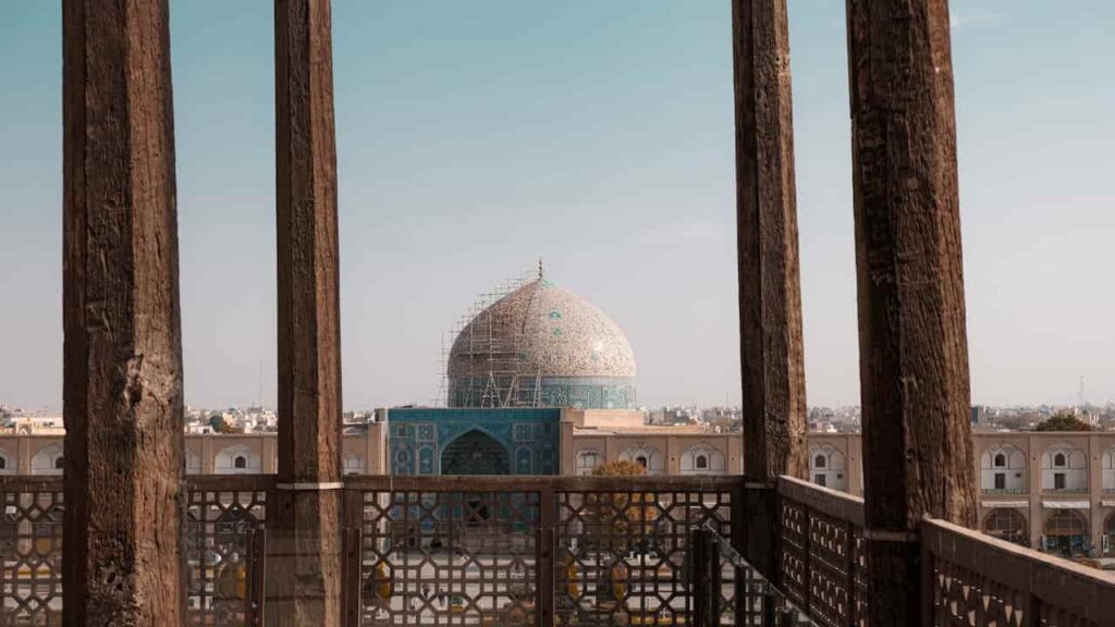 Foto de Necati Ömer Karpuzoğlu: https://www.pexels.com/es-es/foto/impresionante-vista-de-la-mezquita-shah-en-isfahan-iran-30508650/