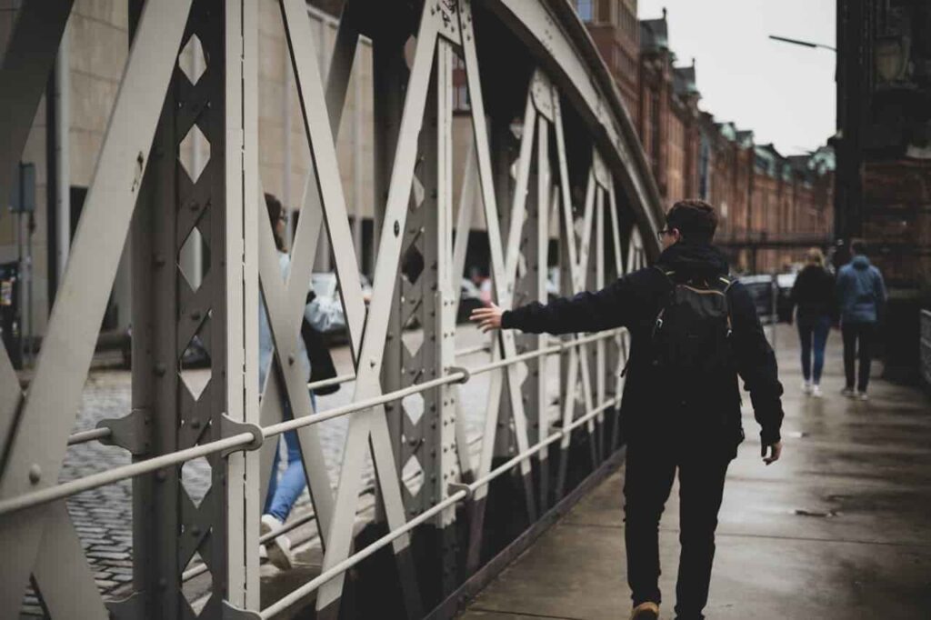 Foto de Stefan Petrov: https://www.pexels.com/es-es/foto/hombre-persona-calle-caminando-14071807/